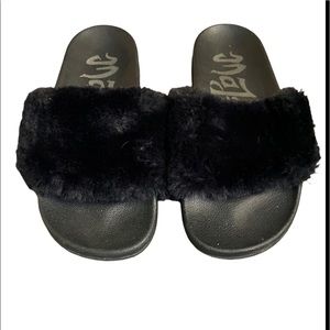 🖤🖤 Black fuzzy slides 🖤🖤